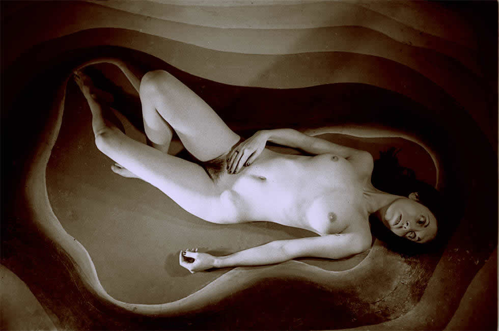 liegender akt, nude lying on floor